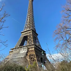 https://small-studio-near-eiffel-tower.fr-paris.fr
