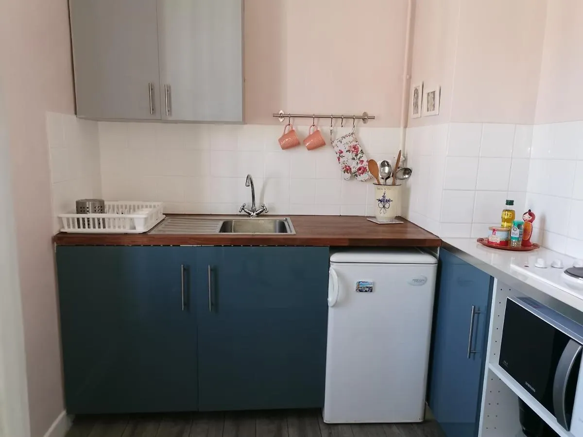 Studio Calme Et Tres Lumineux, Au Pied De Notre Dame De La Garde Marseille 0*,  France